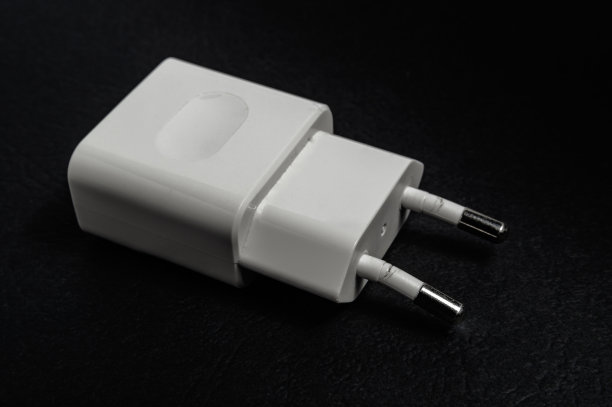 黑色背景上的手机充电器损坏图片下载