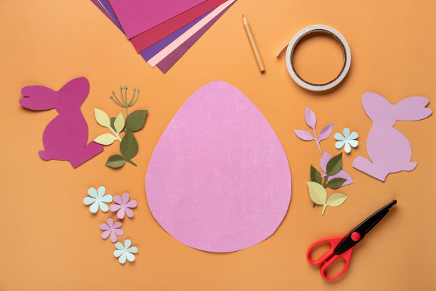 步骤8。一步一步的指导:如何用彩色纸板制作复活节卡片。带兔子的复活节卡片。图片下载