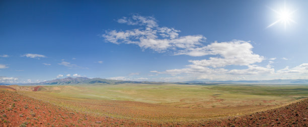阿尔泰南部一片广阔的山谷尽收眼底，阳光明媚图片下载