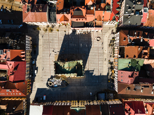 无人机拍摄的Tarnow城市广场，波兰小镇。自顶向下视图图片下载