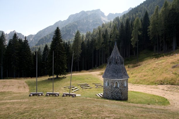 位于意大利朱利安阿尔卑斯山脉Jof di meiezegnot山北坡的小教堂图片下载