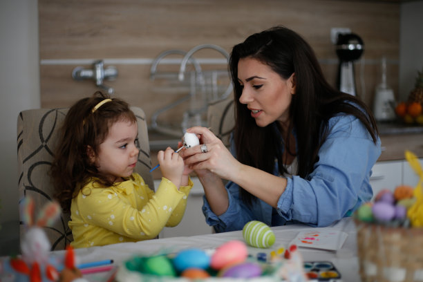 家庭与彩色复活节彩蛋股票照片图片下载