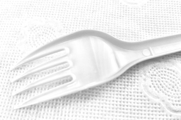 白色餐巾纸上的白色叉子图片下载
