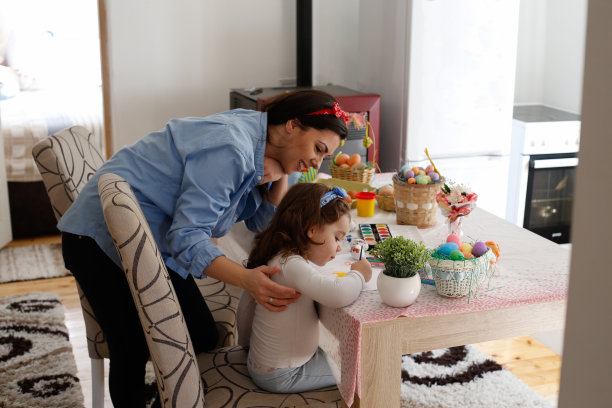 家庭准备复活节股票照片图片下载