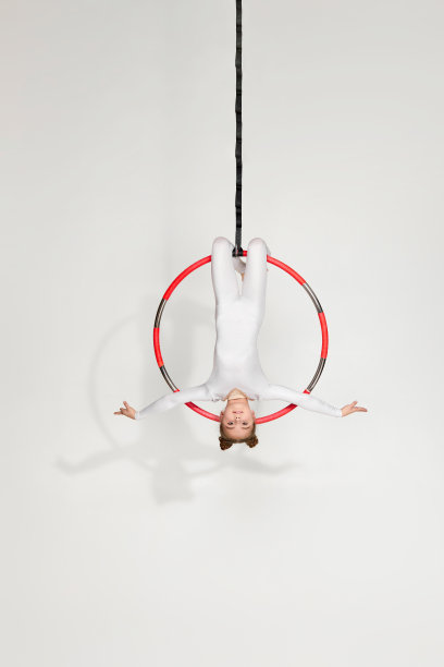 女子体操运动员表演杂技表演图片下载