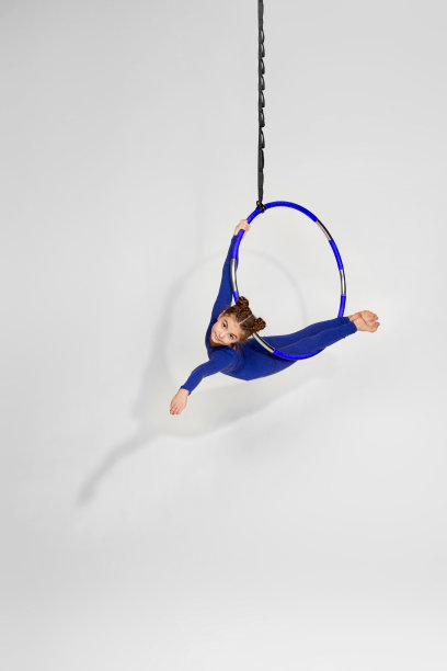 女子体操运动员表演杂技表演图片下载