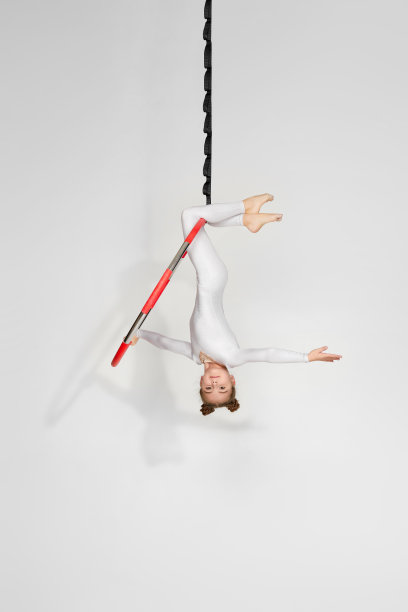 女子体操运动员表演杂技表演图片下载