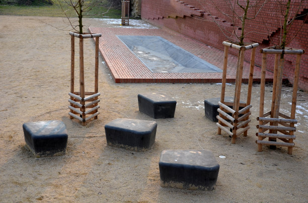 儿童户外城市嬉水池。在冬季排水，不对外开放。带金属饮水机的卫生设备。水通过栅格流入排水管。被遗弃的图片下载