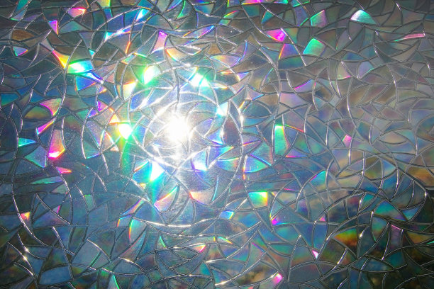 阳光透过一扇窗户照进了彩色的箔片图片下载