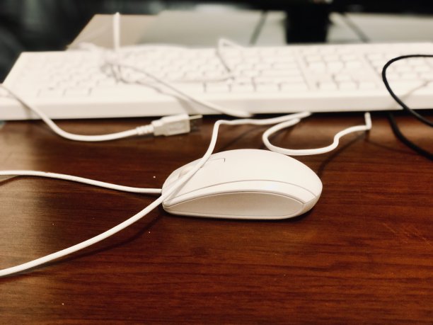 电脑鼠标键盘放在桌子上图片下载