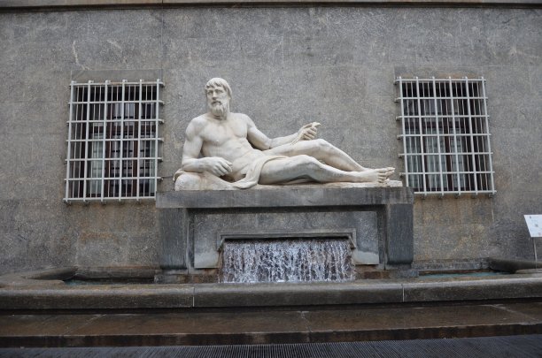 阿宝和朵拉喷泉。由一男一女躺在水流的地基上所代表，都灵图片下载