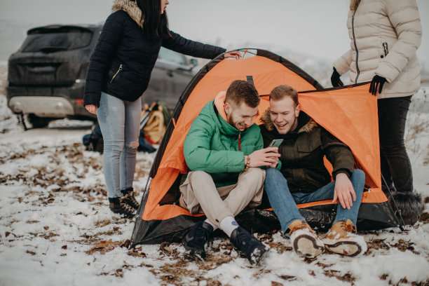 冰湖上的少年图片下载