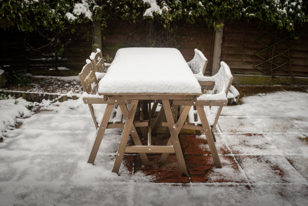 室外的桌椅上覆盖着厚厚的积雪图片下载