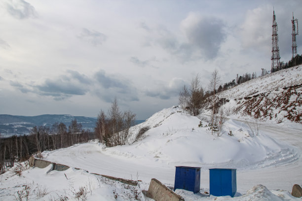 冬天泥泞的山路上，天空阴沉多云。图片下载