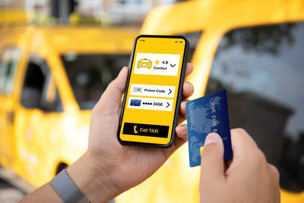 男子手持手机，屏幕上显示出租车呼叫应用程序图片下载