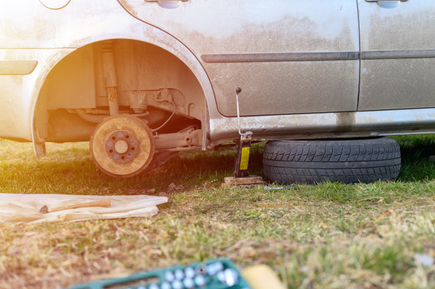 自己修理汽车鼓闸。室外拆车鼓闸破损修理。耀斑图片下载