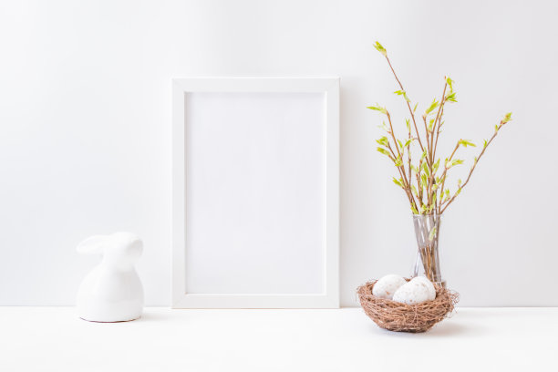 家庭内部与复活节装饰。模型与白色框架和柳树枝在一个花瓶在一个光的背景图片下载