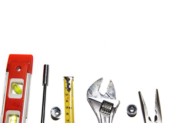 白色背景上的一组使用过的机械工具。带位置的文本，顶视图图片下载