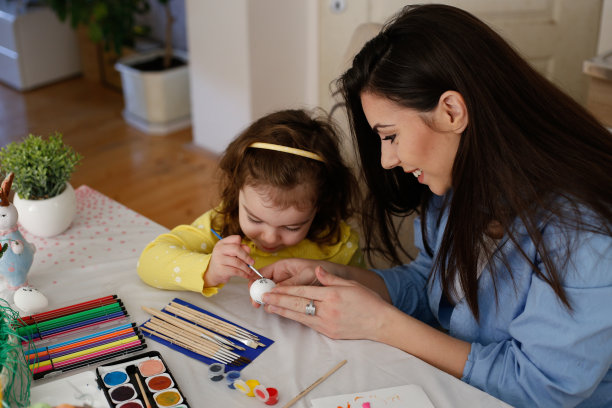 创意家庭复活节彩蛋着色日股票照片图片下载