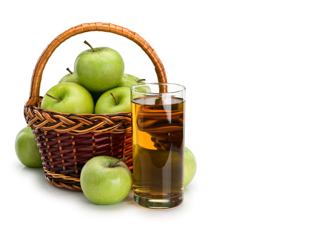 装苹果汁的玻璃杯和装青苹果水果的篮子图片下载