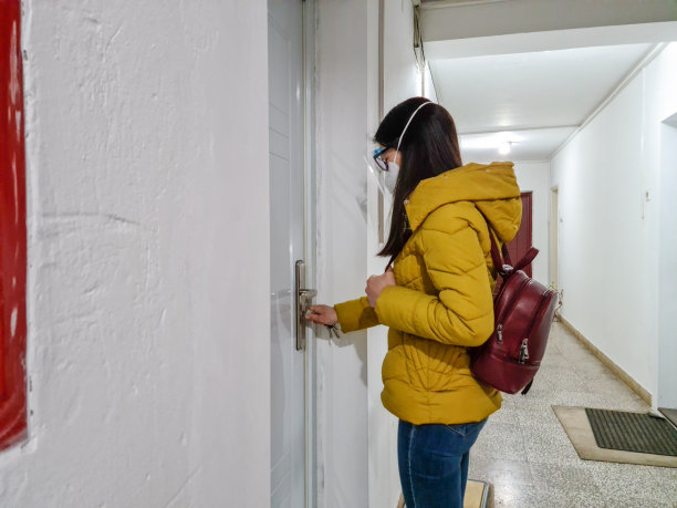 女人锁或打开大门图片下载