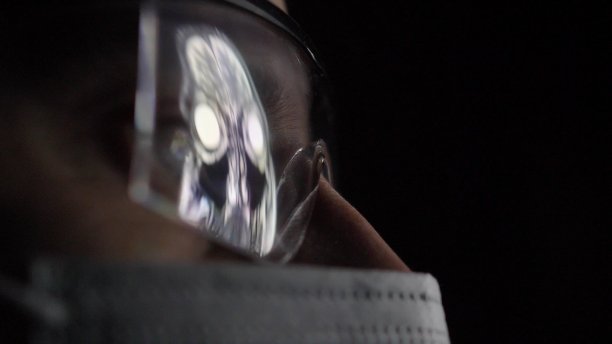 戴眼镜和面罩的放射医生分析头部和脑部核磁共振扫描图片下载