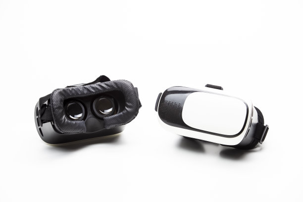 游戏的想法。对虚拟现实头戴头盔的特写放置在白色的背景。水平射图片下载