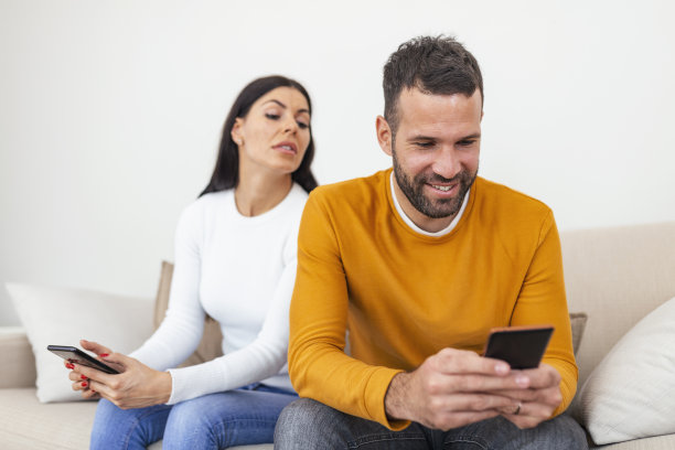 嫉妒多疑的疯妻子与痴迷的丈夫争吵手机短信在手机上偷情，狐疑女友恼怒男友手机成瘾，不信任社交媒体依赖图片下载