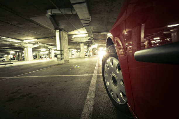 车停在停车场图片下载