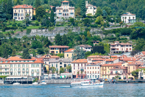 意大利伦巴第科莫湖上的Menaggio图片下载