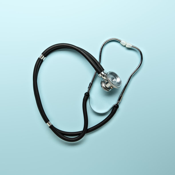 蓝色背景的黑色听诊器图片下载