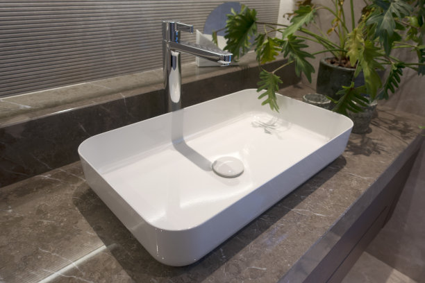 靠近石墙的豪华浴室浴缸图片下载