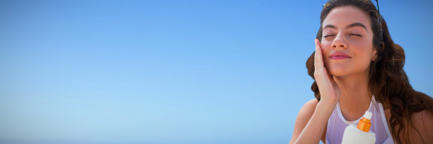 年轻女子在脸上涂防晒霜的合成图像图片下载