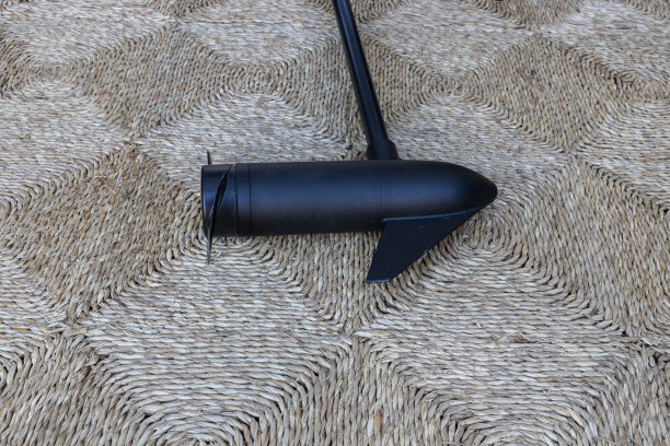 一艘船的电动马达的近距离观察。爱好的概念。图片下载