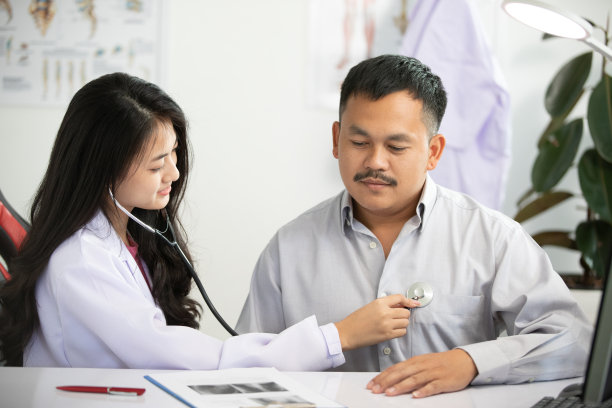 亚洲女医生在医院的办公室里使用听诊器检查病人图片下载