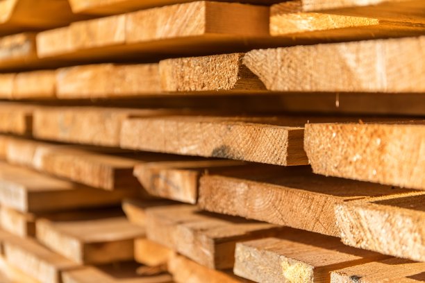 木板和横梁。用电吹风木材堆栈。木头风干。建造房屋的木材。建筑材料。木材仓库。图片下载