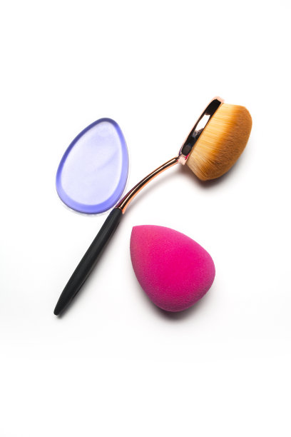 硅胶粉底海绵，椭圆刷和美容搅拌器在白色背景上图片下载