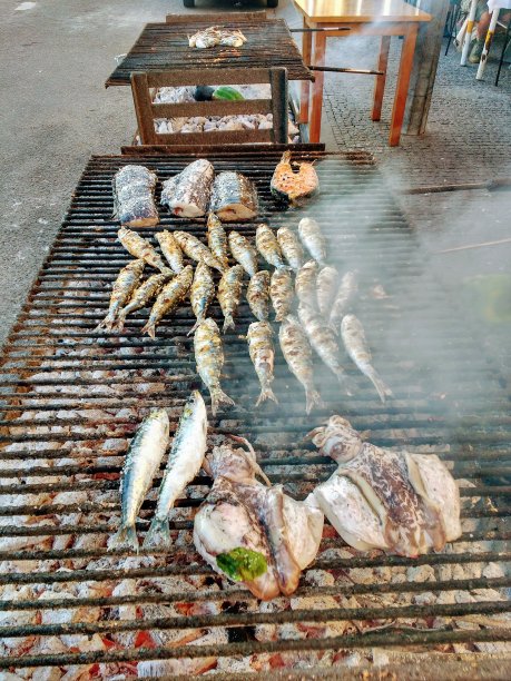 葡萄牙波尔图，Matosinhos，街上餐馆里的烤鱼图片下载