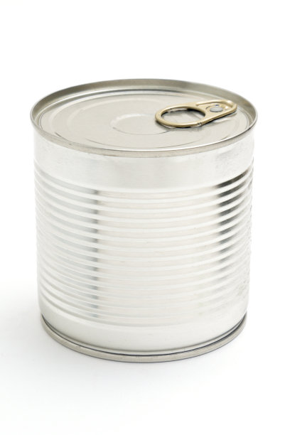 白色背景上有绿豌豆的金属罐头图片下载