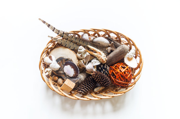 自然材料蒙台梭利培训。有学习用物品的篮子托盘图片下载