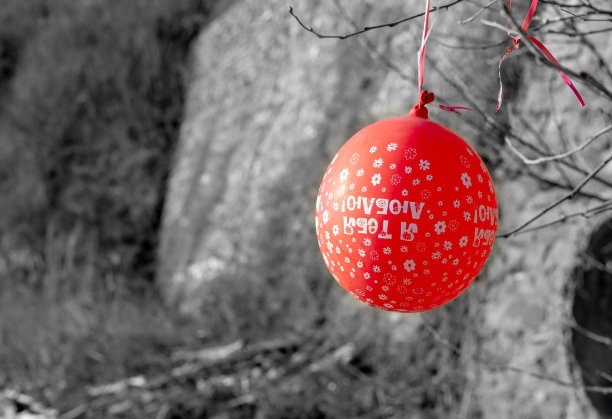 黑色和白色背景上写着“我爱你”的红色气球图片下载