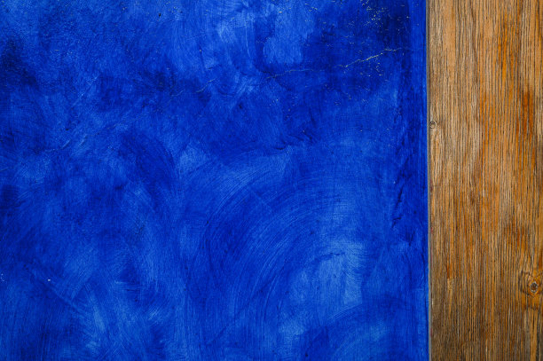 老化的木纹墙与蓝色的墙面。摘要木背景图片下载