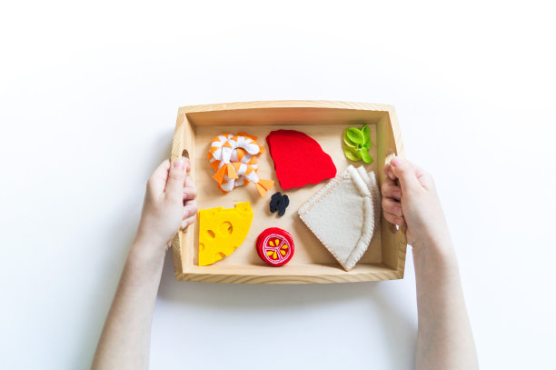 蒙特梭利的材料。觉得披萨。孩子的手。图片下载