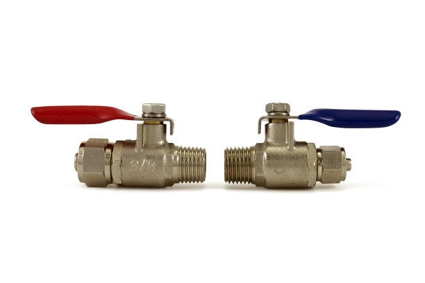 两个带有红色和蓝色手柄的球阀隔离在白色背景上图片下载