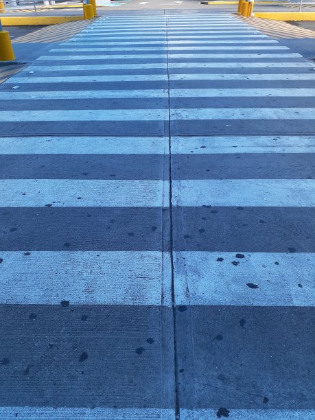 地板上的油漆指示行人过街，道路安全图片下载