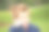 公园里漂亮的红男孩正在用移动电话说话图片下载