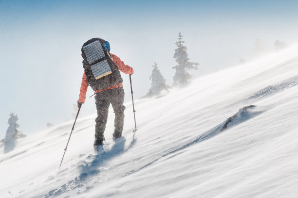 滑雪旅行在极端的冬季条件下的暴风雪和暴风雪图片下载