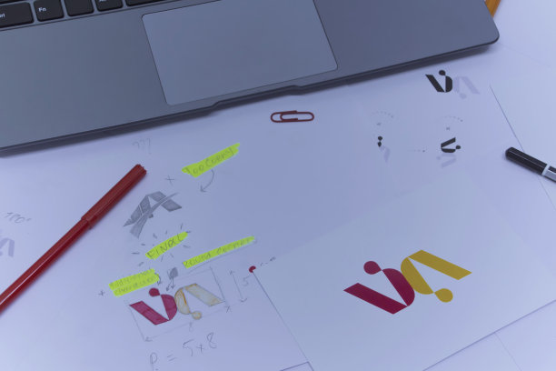 创意工作场所的平面设计师。为公司开发一个标志。在美术工作室办公室的纸上画素描。图片下载