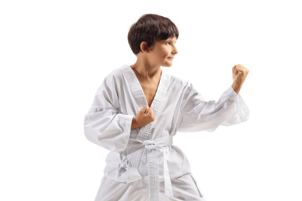 穿着和服的孩子在练习武术图片下载