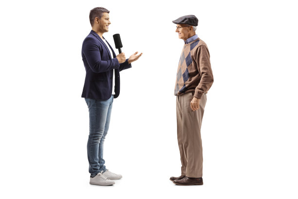 一位年轻的男记者正在采访一位老人图片下载